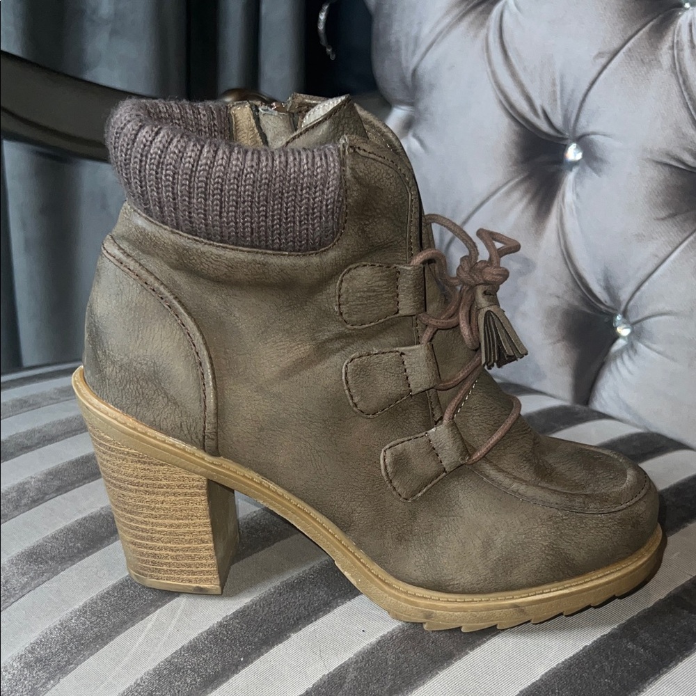 🧸 Cozy Chic: Mudd Knit-Trim Tassel Ankle Boots 🧸 - Picture 3 of 6